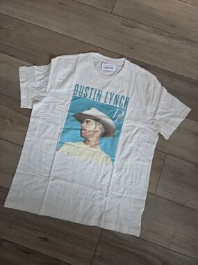 Old Navy White Graphic Tee with Blue Portrait - Dustin Lynch Print, Size Medium